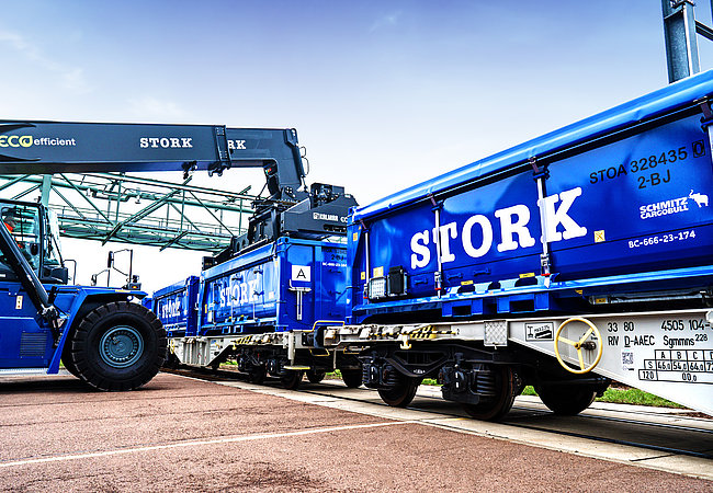 Der Kalmar Reachstacker beim Umschlag der STORK-Bahn